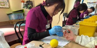 UCT impulsa test rápido de VIH accesible en lengua de señas chilena