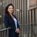 Vacunación y trabajo intersectorial siguen siendo claves en comunidades afectadas. Mg. Priscilla Inostroza Salazar Docente de Enfermería Universidad Andrés Bello Los incendios forestales que han impactado a la Región del Biobío no sólo han provocado pérdidas humanas y materiales, sino que han generado un escenario sanitario complejo que requiere respuestas oportunas y coordinadas. La destrucción de viviendas, el desplazamiento de familias y las dificultades de acceso a servicios básicos aumentan el riesgo de enfermedades prevenibles, situando a la vacunación como una estrategia fundamental de protección de la salud pública. En contextos de emergencia, destacan de manera prioritaria los riesgos de Hepatitis A y Tétanos. La falta de acceso a agua potable y saneamiento, junto con condiciones de hacinamiento, favorece la transmisión de Hepatitis A y otras infecciones gastrointestinales, mientras que la exposición a ambientes contaminados durante la remoción de escombros y los procesos de reconstrucción incrementa el riesgo de Tétanos, debido a heridas y cortes con materiales contaminados. Estas condiciones también facilitan la aparición de otras enfermedades infectocontagiosas, como infecciones respiratorias y afecciones de la piel, reforzando la necesidad de medidas preventivas oportunas. La vacunación permite reducir de manera efectiva estos riesgos, especialmente en poblaciones vulnerables como niños, personas mayores, embarazadas y personas con enfermedades crónicas. Mantener actualizado el esquema antitetánico, reforzar la vacunación contra hepatitis A y asegurar la continuidad del Programa Nacional de Inmunizaciones son medidas claves para prevenir brotes y complicaciones de salud en las comunidades afectadas. Asimismo, la vacunación contribuye a disminuir la presión sobre los servicios de salud, que suelen verse sobrecargados tras eventos de esta magnitud. Sin embargo, las emergencias socioambientales suelen dificultar el acceso oportuno a las campañas de vacunación. La pérdida de centros de atención, la distancia a los servicios de salud y las prioridades inmediatas de las familias, como la reconstrucción y la búsqueda de trabajo, pueden generar brechas de cobertura. Frente a este escenario, el trabajo intersectorial se vuelve indispensable para garantizar una respuesta sanitaria oportuna, efectiva y equitativa. La coordinación entre el sector salud, los gobiernos locales y las universidades representa una oportunidad estratégica para ampliar la cobertura de vacunación. En particular, la participación de carreras del área de la salud, como Enfermería, permite desplegar operativos de vacunación en terreno, fortalecer la educación sanitaria y apoyar la vigilancia epidemiológica en comunidades afectadas. Estudiantes y docentes, bajo supervisión profesional, pueden contribuir activamente a acercar las prestaciones de salud a los territorios, reforzando la capacidad de respuesta del sistema. En síntesis, frente a los desafíos sanitarios que dejan los incendios forestales en la Región del Biobío, la vacunación y el trabajo intersectorial coordinado emergen como pilares fundamentales para proteger la salud de las personas, reducir desigualdades y avanzar hacia una recuperación más segura y resiliente en las comunidades afectadas.