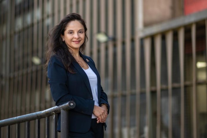 Vacunación y trabajo intersectorial siguen siendo claves en comunidades afectadas. Mg. Priscilla Inostroza Salazar Docente de Enfermería Universidad Andrés Bello Los incendios forestales que han impactado a la Región del Biobío no sólo han provocado pérdidas humanas y materiales, sino que han generado un escenario sanitario complejo que requiere respuestas oportunas y coordinadas. La destrucción de viviendas, el desplazamiento de familias y las dificultades de acceso a servicios básicos aumentan el riesgo de enfermedades prevenibles, situando a la vacunación como una estrategia fundamental de protección de la salud pública. En contextos de emergencia, destacan de manera prioritaria los riesgos de Hepatitis A y Tétanos. La falta de acceso a agua potable y saneamiento, junto con condiciones de hacinamiento, favorece la transmisión de Hepatitis A y otras infecciones gastrointestinales, mientras que la exposición a ambientes contaminados durante la remoción de escombros y los procesos de reconstrucción incrementa el riesgo de Tétanos, debido a heridas y cortes con materiales contaminados. Estas condiciones también facilitan la aparición de otras enfermedades infectocontagiosas, como infecciones respiratorias y afecciones de la piel, reforzando la necesidad de medidas preventivas oportunas. La vacunación permite reducir de manera efectiva estos riesgos, especialmente en poblaciones vulnerables como niños, personas mayores, embarazadas y personas con enfermedades crónicas. Mantener actualizado el esquema antitetánico, reforzar la vacunación contra hepatitis A y asegurar la continuidad del Programa Nacional de Inmunizaciones son medidas claves para prevenir brotes y complicaciones de salud en las comunidades afectadas. Asimismo, la vacunación contribuye a disminuir la presión sobre los servicios de salud, que suelen verse sobrecargados tras eventos de esta magnitud. Sin embargo, las emergencias socioambientales suelen dificultar el acceso oportuno a las campañas de vacunación. La pérdida de centros de atención, la distancia a los servicios de salud y las prioridades inmediatas de las familias, como la reconstrucción y la búsqueda de trabajo, pueden generar brechas de cobertura. Frente a este escenario, el trabajo intersectorial se vuelve indispensable para garantizar una respuesta sanitaria oportuna, efectiva y equitativa. La coordinación entre el sector salud, los gobiernos locales y las universidades representa una oportunidad estratégica para ampliar la cobertura de vacunación. En particular, la participación de carreras del área de la salud, como Enfermería, permite desplegar operativos de vacunación en terreno, fortalecer la educación sanitaria y apoyar la vigilancia epidemiológica en comunidades afectadas. Estudiantes y docentes, bajo supervisión profesional, pueden contribuir activamente a acercar las prestaciones de salud a los territorios, reforzando la capacidad de respuesta del sistema. En síntesis, frente a los desafíos sanitarios que dejan los incendios forestales en la Región del Biobío, la vacunación y el trabajo intersectorial coordinado emergen como pilares fundamentales para proteger la salud de las personas, reducir desigualdades y avanzar hacia una recuperación más segura y resiliente en las comunidades afectadas.