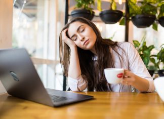 ¿Fatiga persistente? Expertos advierten que déficit de vitamina D, cortisol o hierro puede estar detrás