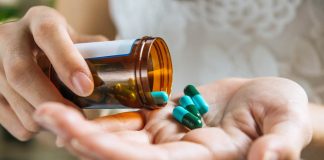 Automedicación en otoño: experto advierte errores comunes con analgésicos, antibióticos y antigripales