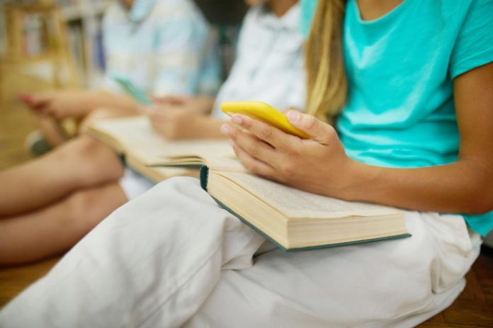 Cómo apoyar a niños y adolescentes frente a la restricción del uso de dispositivos móviles en colegios Cómo apoyar a niños y adolescentes frente a la restricción del uso de dispositivos móviles en colegios