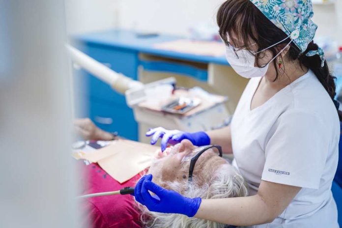 Desarrollan técnica odontológica para mejorar la salud de personas mayores