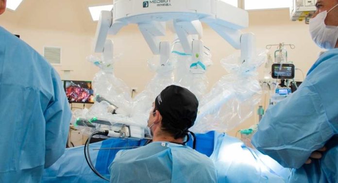 El futuro del pabellón en Chile cuatro mitos sobre la cirugía robótica y por qué no reemplazará al equipo médico