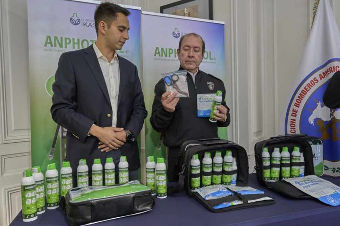 Laboratorio Kasem concreta segunda donación de kits especializados para Bomberos de Chile