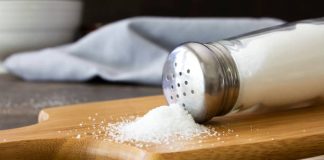 El enemigo silencioso en la mesa: cómo el exceso de sal afecta al corazón y a los riñones