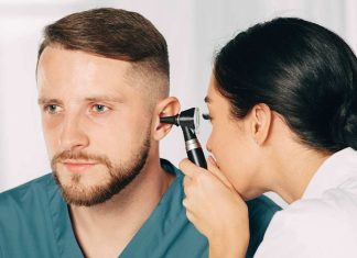 Se adelanta el cuidado auditivo: uso de audífonos en Chile ahora parte a los 50 años