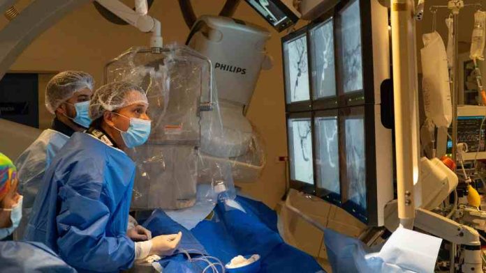 Unidad Neurovascular del Hospital Guillermo Grant Benavente Unidad neurovascular innova en el tratamiento de aneurismas con dispositivo intrasacular