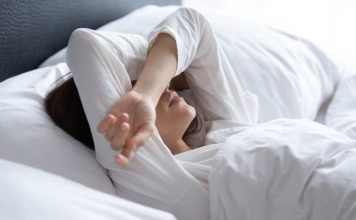 Zopiclona y productos ‘naturales’ en alza: experto advierte riesgos de la automedicación para dormir en Chile