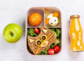 ¡Cuidado con lo que mandas de colación! Más del 20% de niños chilenos tienen obesidad Los especialistas advierten que, si los más pequeños de las casas no son tratados a tiempo, es muy probable que se conviertan en adultos enfermos, con mayor riesgo de infartos al miocardio y accidentes cerebrovasculares. 04 de marzo 2026.- Durante este día se conmemora el Día Mundial contra la Obesidad, una enfermedad que se ha convertido en una pandemia en todo el mundo. De hecho, según un estudio publicado en The Lancet, realizado por universidades e instituciones de EE.UU., Australia, Irlanda y Francia, que registró el peso y estatura de más de 220 millones de personas de 190 países, aseguró que más de mil millones de personas fueron clasificadas como obesas en 2022, y descubrieron que las tasas se han cuadruplicado entre los niños y adolescentes. Los datos fueron más que alarmante en el caso de los chilenos. Para el año 2022, la prevalencia en niñas alcanzó un alarmante 20%, posicionando al país como único en la región con estas cifras. No menos preocupante fue la información que arrojó en la población masculina menor de edad que experimentaron una tasa del 30%, también situándose como la más alta en Latinoamérica. La Dra. María Luisa Aguirre, nutrióloga infantil de Clínica Dávila detalla: “Los factores que predisponen a la obesidad infantil son varios y se combinan entre sí. Entre los más visibles están la calidad y duración del sueño y el exceso de tiempo frente a pantallas (celular, computador o televisión) ¿Cómo se puede ordenar la alimentación? La nutricionista de Clínica Dávila Vespucio, Paulina Mella destaca: “Lo que se sugiere es que, cuando los pequeños lleguen del colegio después de una jornada completa, deberían comer, puede ser una colación o la conocida once, para que, luego, en la tarde noche puedan cenar. Si hay rutina, podemos lograr recibir todos los nutrientes que un niño requiere en el día que no es poco, porque ellos tienen un gasto bastante alto por su crecimiento y actividad”. ¿Por qué las colaciones saludables son tan importantes? La nutricionista de Clínica Biobío Carola Pantoja indica que llevar una dieta balanceada es fundamental para disminuir el riesgo de obesidad y otras enfermedades relacionadas como diabetes, cardiopatías, accidentes cerebrovasculares, osteoporosis y algunos tipos de cáncer; además de ayudar a mantener un peso adecuado. “Debe cubrir las necesidades energéticas y de nutrientes esenciales, que son aquellos que nuestro cuerpo no produce, por lo tanto, tenemos que obtenerlos de los alimentos como proteínas, hidratos de carbono, grasas o lípidos, vitaminas, sales minerales y agua”, dice la profesional. La Dra. Susana Velasco, coordinadora del Centro de Obesidad de Clínica Ciudad del Mar, advierte que, generalmente, cuando ya es diagnosticada esta patología es más efectivo y duradero a largo plazo el tratamiento acompañado por un equipo multidisciplinario, que determinará la mejor opción para cada paciente. ¿Cómo acompañar a niños y jóvenes? Jennifer Conejero, psicóloga infantojuvenil de Clínica Santa María, explica que las redes sociales han vuelto a instalar la cultura de la delgadez. Esto puede hacer que niños y jóvenes con sobrepeso sufran bullying, afectando su autoestima y aumentando la ansiedad o la depresión, lo que a veces se traduce en cambios bruscos de peso y hábitos alimenticios poco saludables. Por eso, la especialista enfatiza: “El manejo de la obesidad debe ser multidisciplinario, potenciando estilos de vida saludables y no la delgadez como meta, enseñando sobre el control del estrés (ejercicio, meditación, entre otros) y, teniendo conciencia sobre los alimentos que consumimos y damos a los niños. De todos modos, la prevención es el primer paso siempre”.