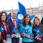 4.000 remolinos azules en la Plaza de la Ciudadanía llaman a escuchar a los niños para prevenir el maltrato infantil