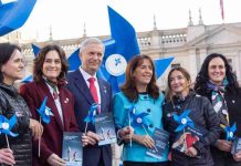 4.000 remolinos azules en la Plaza de la Ciudadanía llaman a escuchar a los niños para prevenir el maltrato infantil
