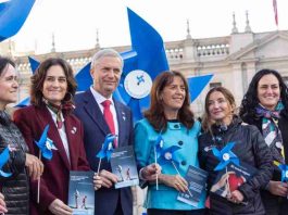4.000 remolinos azules en la Plaza de la Ciudadanía llaman a escuchar a los niños para prevenir el maltrato infantil