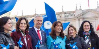 4.000 remolinos azules en la Plaza de la Ciudadanía llaman a escuchar a los niños para prevenir el maltrato infantil