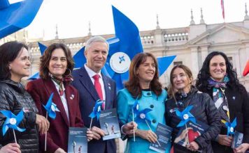 4.000 remolinos azules en la Plaza de la Ciudadanía llaman a escuchar a los niños para prevenir el maltrato infantil