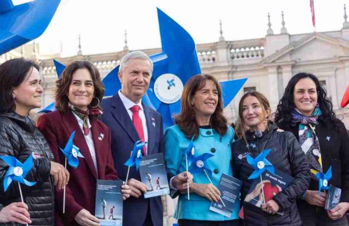 4.000 remolinos azules en la Plaza de la Ciudadanía llaman a escuchar a los niños para prevenir el maltrato infantil