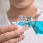 Enjuagues bucales: riesgos de usarlos permanentemente