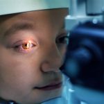 Expertos alertan sobre impacto de listas de espera en salud visual y proponen el uso de terapias innovadoras para acelerar la atención