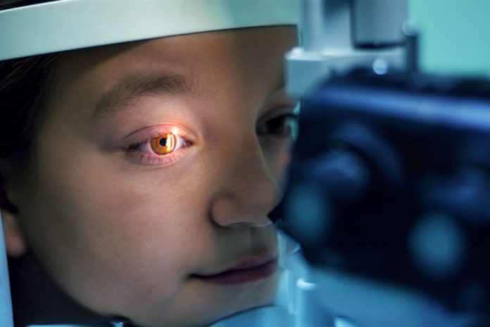 Expertos alertan sobre impacto de listas de espera en salud visual y proponen el uso de terapias innovadoras para acelerar la atención