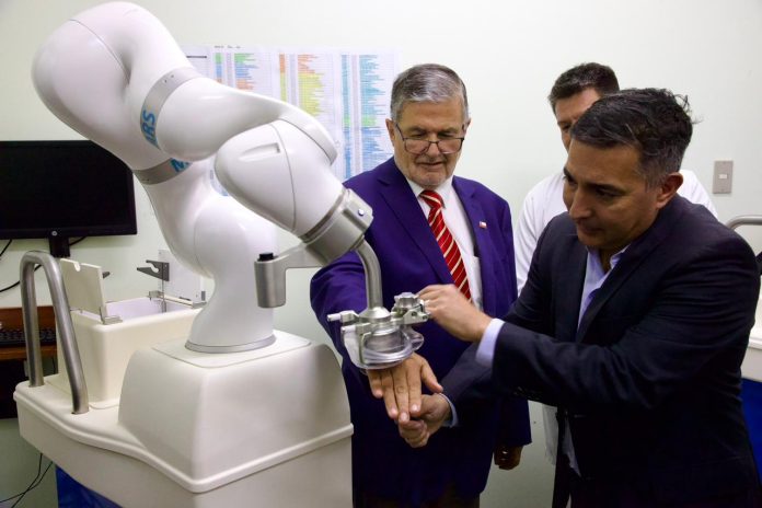 Hospital San Camilo de San Felipe: Subsecretario Montt inaugura robot quirúrgico para cirugías abdominales que ayudará a reducir los tiempos de espera