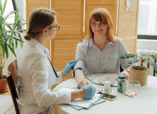 Hospitalización domiciliaria: el modelo que ahorra cinco mil dólares por paciente y enfrenta el déficit de camas