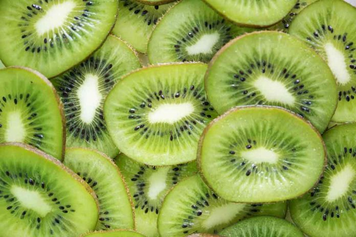 Kiwi, el superalimento que fortalece el sistema inmune y podría ayudarte a descansar mejor