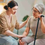 Mujeres y cuidado: cómo acompañar a personas mayores sin tener que hacerlo solas
