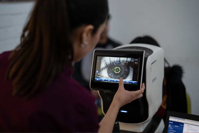 Niños de Huechuraba recibieron lentes gratuitos tras operativo oftalmológico en la comuna