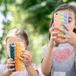 Retos virales con imanes y paracetamol: qué hay detrás de estas tendencias y que impulsa a los jóvenes en Chile a seguirlas