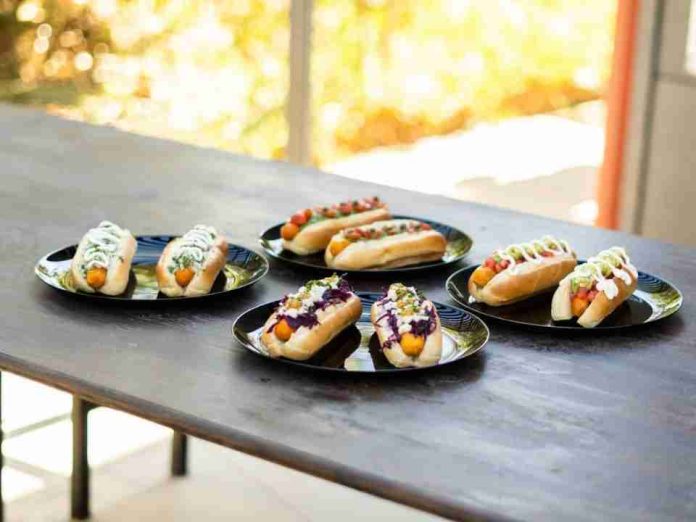 Salchichas veganas con menos ingredientes y mejor textura: la apuesta chilena que busca llegar al mercado