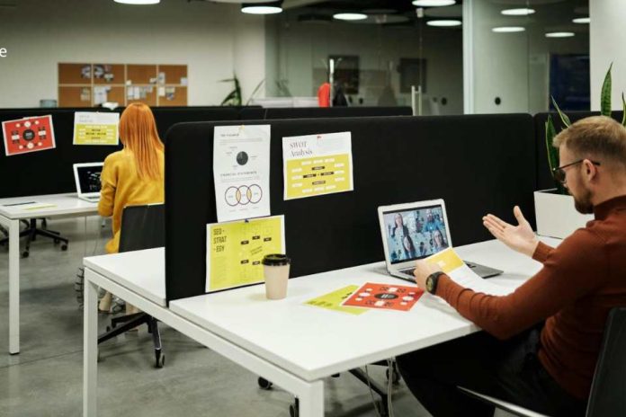 Sedentarismo laboral el enemigo silencioso que está afectando a 7 de cada 10 trabajadores en Chile