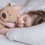 ¡No es solo dormir una hora más! Cómo prepararse para el cambio de hora en Chile