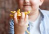 ¿Por qué no baja la obesidad infantil en Chile? Expertos explican las causas