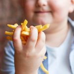 ¿Por qué no baja la obesidad infantil en Chile? Expertos explican las causas