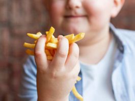 ¿Por qué no baja la obesidad infantil en Chile? Expertos explican las causas