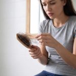 ¿Tu cepillo tiene más pelo de lo habitual? Por qué el otoño es el "momento de la verdad" para tu salud capilar