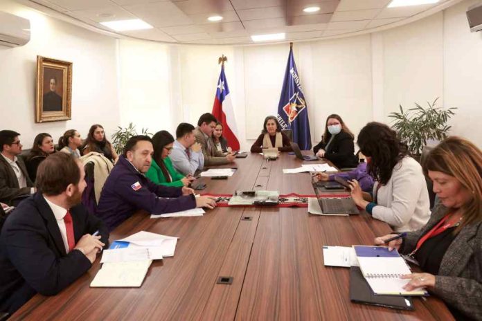 Ajuste en Salud: Ministra Chomali se reúne con alcaldes y los invita a integrar mesa de trabajo Ajuste en Salud: Ministra Chomali se reúne con alcaldes y los invita a integrar mesa de trabajo