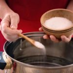 Alto consumo de sal en Chile: especialistas alertan sobre problemas a la salud