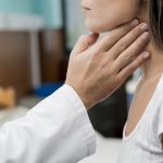 ¿Bulto en el cuello o cambios en la voz? Señales que podrían alertar sobre problemas en la tiroides ¿Bulto en el cuello o cambios en la voz? Señales que podrían alertar sobre problemas en la tiroides