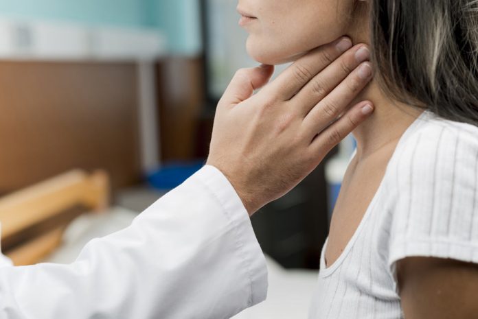 ¿Bulto en el cuello o cambios en la voz? Señales que podrían alertar sobre problemas en la tiroides 