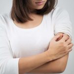 Dolor crónico y sin causa visible: por qué la fibromialgia afecta más a mujeres entre los 30 y 60 años