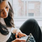 Doomscrolling: experto de Mayo Clinic comparte consejos para dejar de desplazarse sin parar y proteger la salud mental