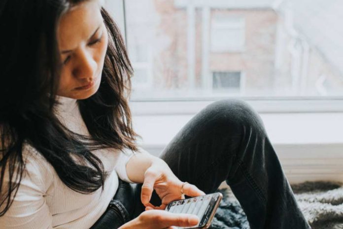 Doomscrolling: experto de Mayo Clinic comparte consejos para dejar de desplazarse sin parar y proteger la salud mental