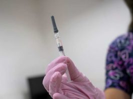 Estudio revela que el 52% de personas mayores del Gran Santiago no tiene acceso cercano a puntos fijos de vacunación