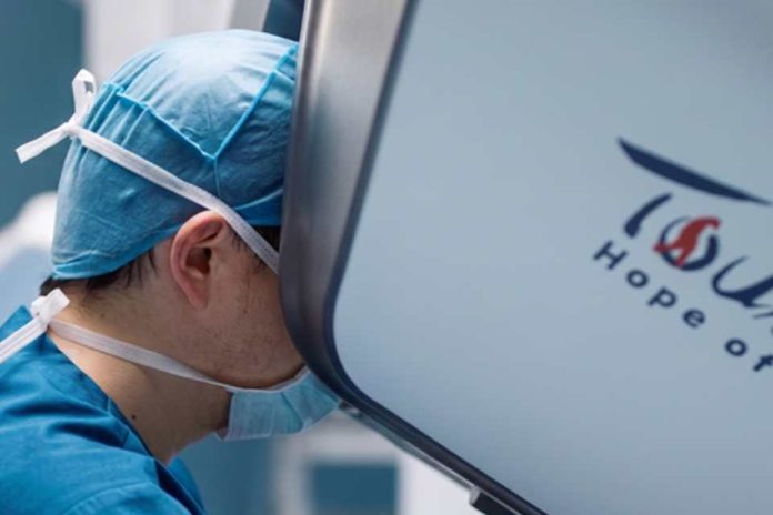 Priorización, presupuesto y personal especializado los desafíos de la cirugía robótica en Chile