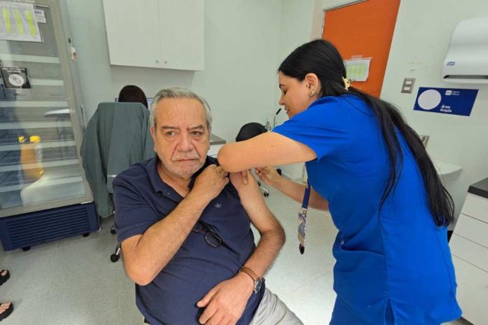 Santiago realizará este sábado dos operativos de vacunación en terreno con servicios de salud y atención comunitaria