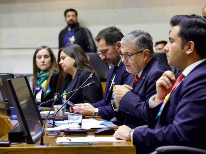 Subsecretario de Redes Asistenciales detalla en el Senado alcance de ajuste  presupuestario y garantiza continuidad de la atención a pacientes 