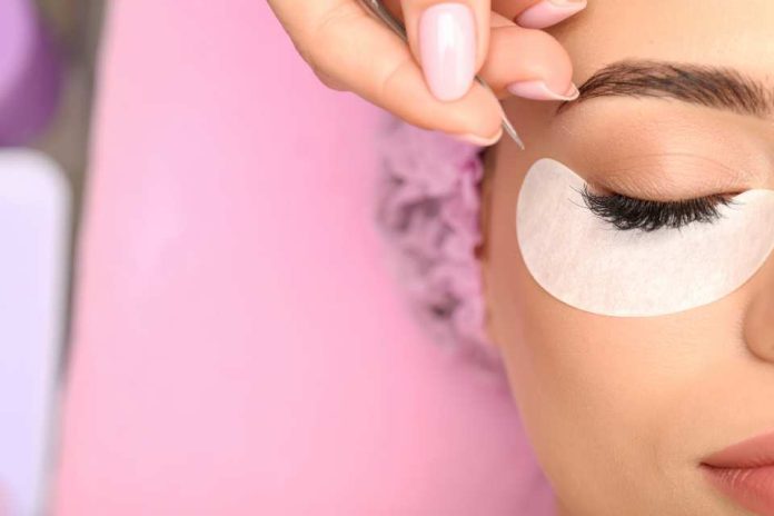 ¿Las pestañas postizas pueden dañar tus ojos y tu piel? Esto dicen los expertos