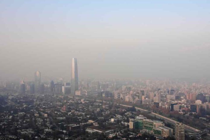 Aire tóxico en Santiago: alertan por efectos acumulativos de la contaminación en la salud de la población