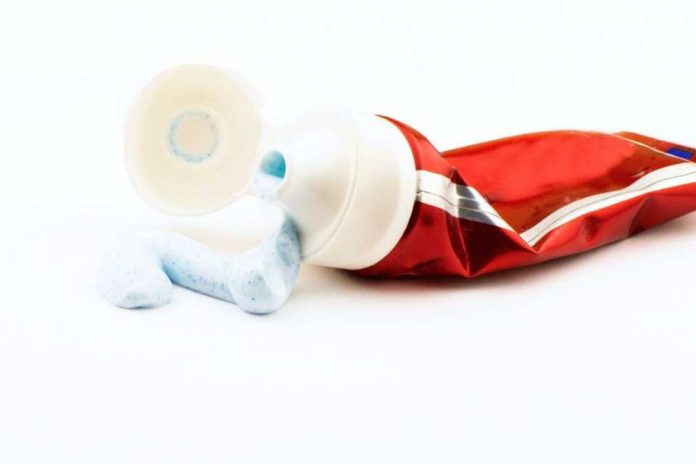 Pastas dentales blanqueadoras podrían dañar tus dientes en lugar de “blanquearlos”